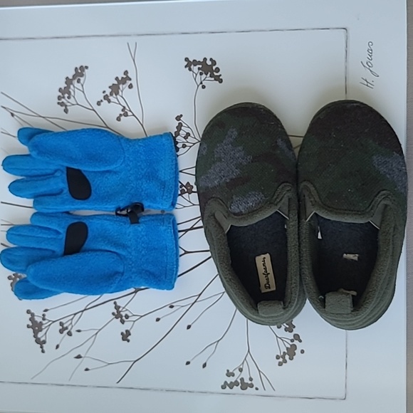 Kids Bundle Dearfoam Slippers Columbia Gloves - Picture 2 of 4